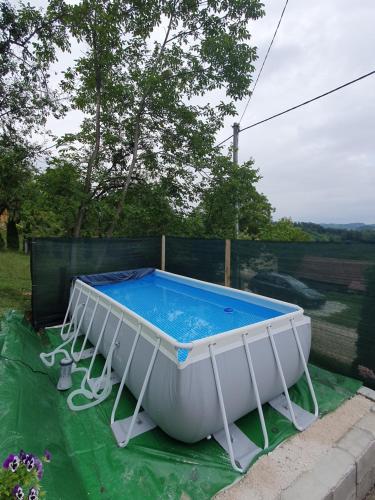 巴尼亚卢卡Vikendica Cokori的庭院顶部的大浴缸