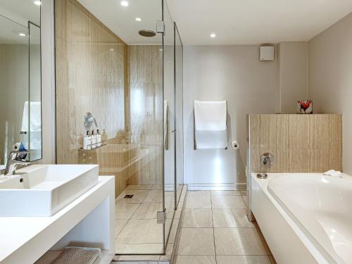 开普敦South Beach Camps Bay Boutique Hotel的带浴缸、水槽和淋浴的浴室