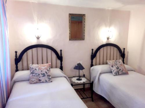 蓬塔戈尔达2 bedrooms villa with sea view private pool and furnished terrace at Puntagorda的一间卧室配有两张床和一张带台灯的桌子