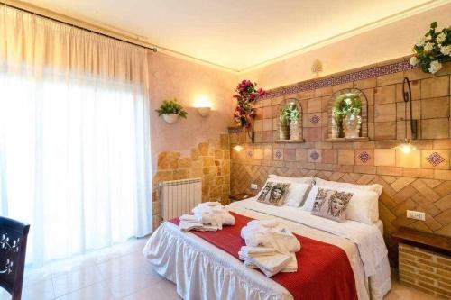 加里Casa della Giara的一间卧室配有带毛巾的床