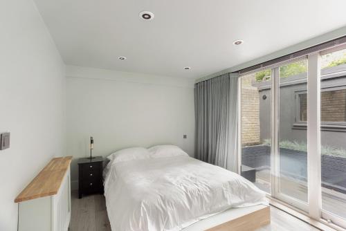 伦敦189A Caledonian Road, London, N1 0SL的一间卧室设有一张床和一个大窗户