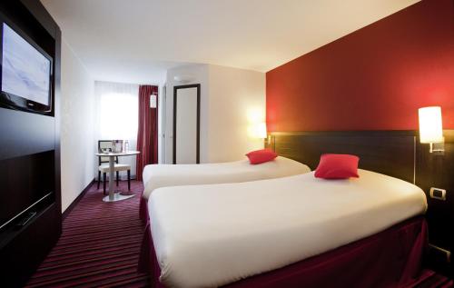 贝尔福宜必思式贝尔福中心酒店的酒店客房设有两张床和一台平面电视。