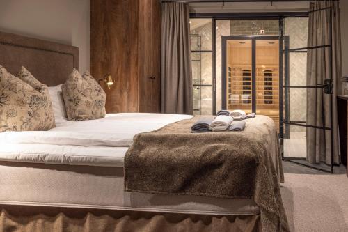 斯托滕Mountain Lodge的酒店客房,配有带毛巾的床