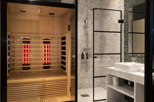 斯托滕Mountain Lodge的一间带玻璃淋浴和水槽的浴室