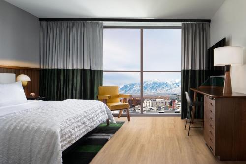 盐湖城Le Méridien Salt Lake City Downtown的酒店客房设有一张床和一个大窗户