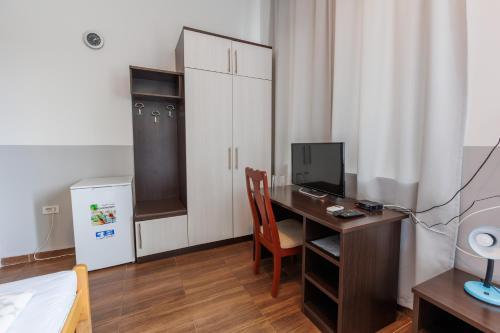 巴尼亚卢卡克比尔汽车旅馆的客房设有书桌、电脑和冰箱。