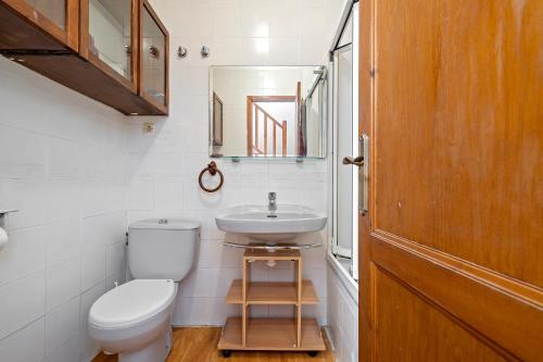 托里代巴拉Casa Manolo的一间带卫生间和水槽的浴室