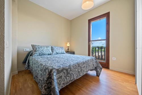 托里代巴拉Casa Manolo的一间卧室设有一张床和一个大窗户