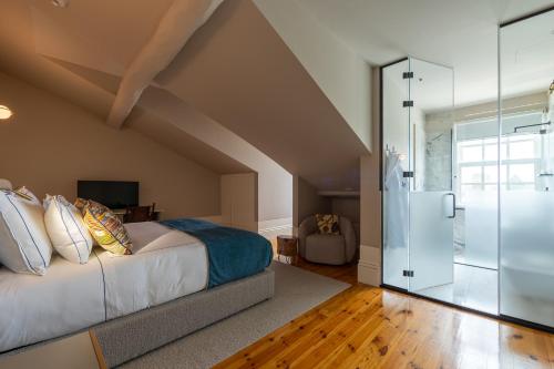 波尔图Maison Bleue的一间卧室设有一张床和一个滑动玻璃门