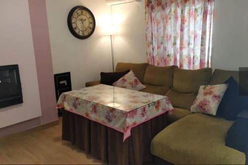 托雷斯Casa Valle的客厅配有沙发和桌子