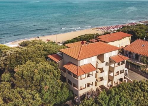 圣温琴佐Zefiro Apartments的享有大楼和海滩的空中景致