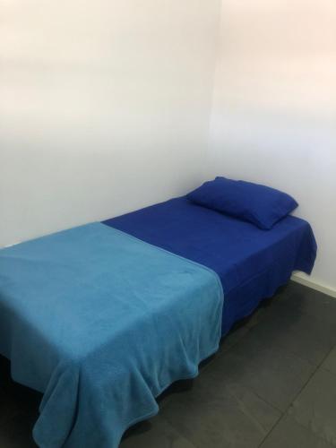 巴西利亚Pousada 714的一间卧室配有两张蓝色床单
