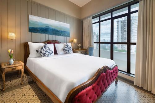 孟买Arnna Hotel- Goregaon East的一间卧室设有一张大床和一个大窗户