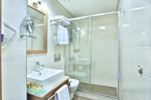 伊斯坦布尔莫门托酒店 - 特殊类别的白色的浴室设有水槽和淋浴。