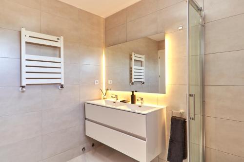 圣乔治Villa Boutique Can Bellotera的一间带水槽和镜子的浴室