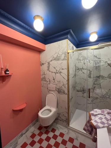 甘迪亚Apartamento No5的一间带卫生间和淋浴的浴室