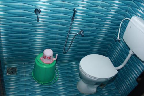 TiruvankodCountryside inn的一间带卫生间和淋浴的浴室