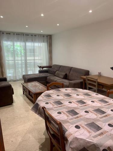 昂蒂布Le Roxane 2 bedroom apartment in the city-center of Antibes的客厅配有桌子和沙发
