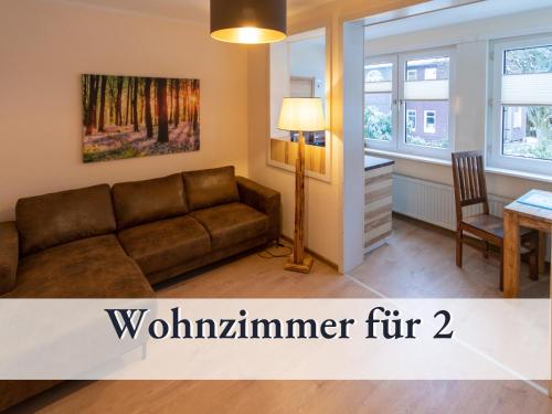 布劳恩拉格Natur Pur Ferienwohnung Silberteich im Erdgeschoss的客厅配有沙发和桌子