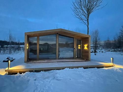Looduskeskne Olivia moodulmaja Põltsamaal的雪地里的一座小房子
