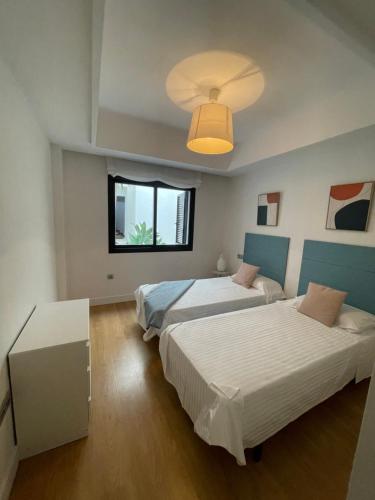 卡萨雷斯LUXURY Casares del Mar D BJ2的一间卧室设有两张床和窗户。