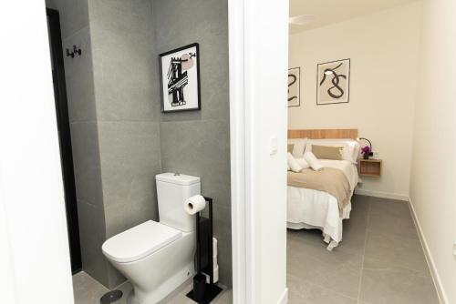 科尔多瓦Lofts Jumaral - La Magdalena的一间带卫生间和床的浴室