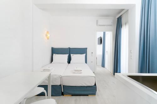 波托什Filoxenia Luxury Apartments的一间白色卧室,卧室内配有一张床