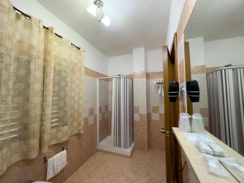 那不勒斯马提尼酒店的带淋浴和浴帘的浴室