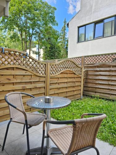 斯维诺乌伊希切Lazur Apartamenty的一个带桌椅和围栏的庭院