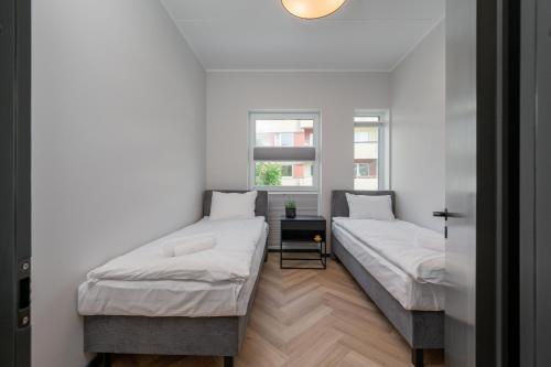 塔尔图Rare Apartments - Self Check-In Miniapartments的带2扇窗户的客房内的2张床