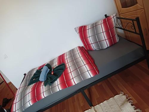 韦尔道Stella s Monteurswohnungen的双层床,配有两个红色枕头