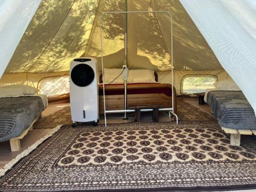 阿尔戈斯Eco Glamping with Pool between Nafplio and Argos的一个带两张床的帐篷和一个地毯