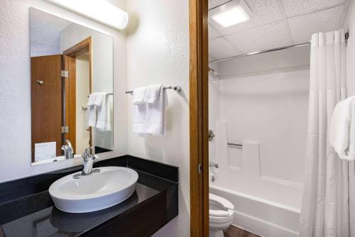 吉列Baymont by Wyndham Gillette的白色的浴室设有水槽和卫生间。