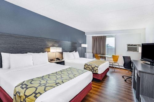吉列Baymont by Wyndham Gillette的酒店客房设有两张床和电视。