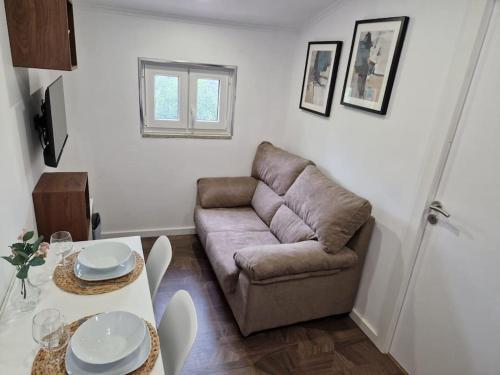 maison du olival的客厅配有沙发和桌子