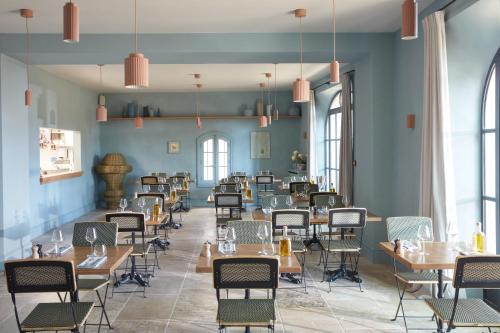 圣雷米普罗旺斯Domaine de Chalamon的用餐室设有桌椅和窗户。