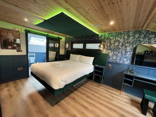 康福斯Wonderland Retreats的一间卧室配有一张床和一张书桌