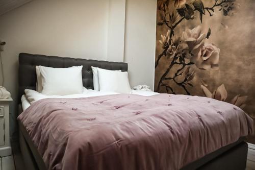 斯塔德Ludvigsdal Semesterboende的一间卧室配有一张带粉色毯子的床
