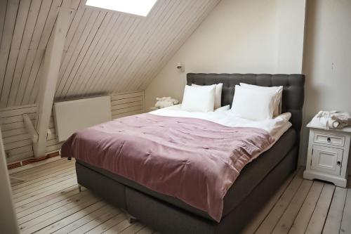 斯塔德Ludvigsdal Semesterboende的卧室配有带白色枕头的大床