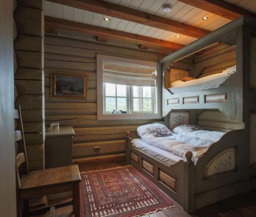 洛夫斯达伦Lyxigt timmerhus i fjällen, Lofsdalen, Hjortehytta的小木屋内一间卧室配有两张双层床
