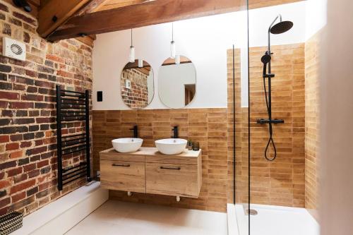 切姆The Chelmsford Hideaway - Spacious 5BDR House with Patio + Garden的一间带两个盥洗盆和淋浴的浴室