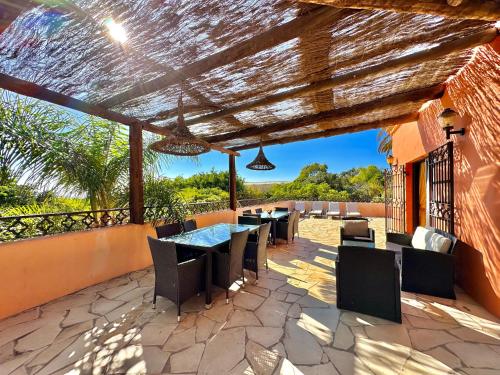 吉亚德伊索拉Tropical Garden Finca的户外庭院配有桌椅。