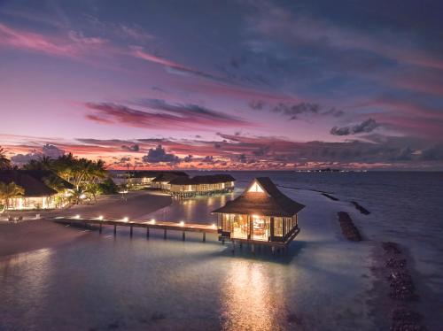 丹格迪Nova Maldives的海滩上的度假村,晚上与大海
