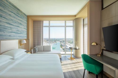 达尼亚滩Marriott Fort Lauderdale Airport的酒店客房设有一张床和一个大窗户