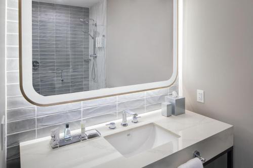 达尼亚滩Marriott Fort Lauderdale Airport的一间带水槽和大镜子的浴室