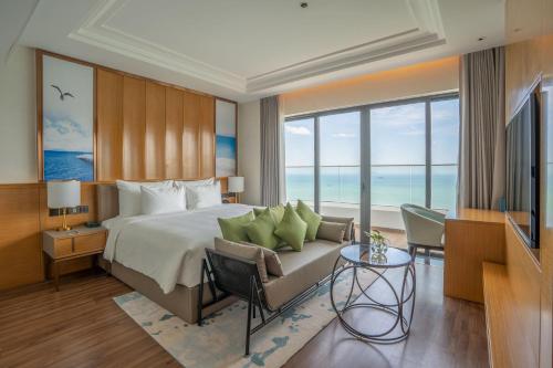 归仁Grand Hyams Hotel - Quy Nhon Beach的酒店客房,配有床和电视