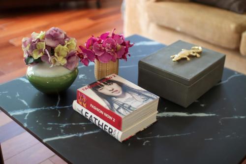梅里那德奥拉菲Casa Boticario的一张桌子,上面有书,盒子和鲜花