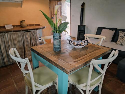 法斯纳斯Complejo Rural del Molino Dorado的餐桌、椅子和木桌