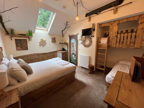 马特洛克Explorers Retreat Matlock Bath的一间卧室,配有两张床