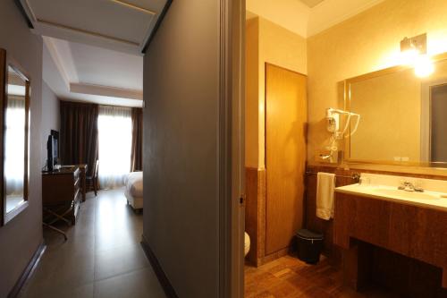 卡萨布兰卡勒斯赛宜斯昂斯酒店的一间带水槽和大镜子的浴室
